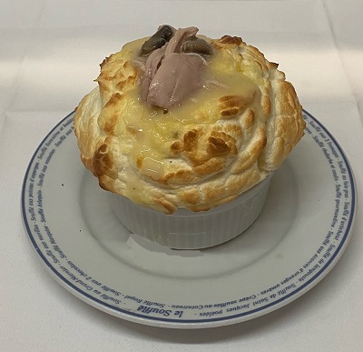 Henri IV souffle with chicken & mushrooms sauce