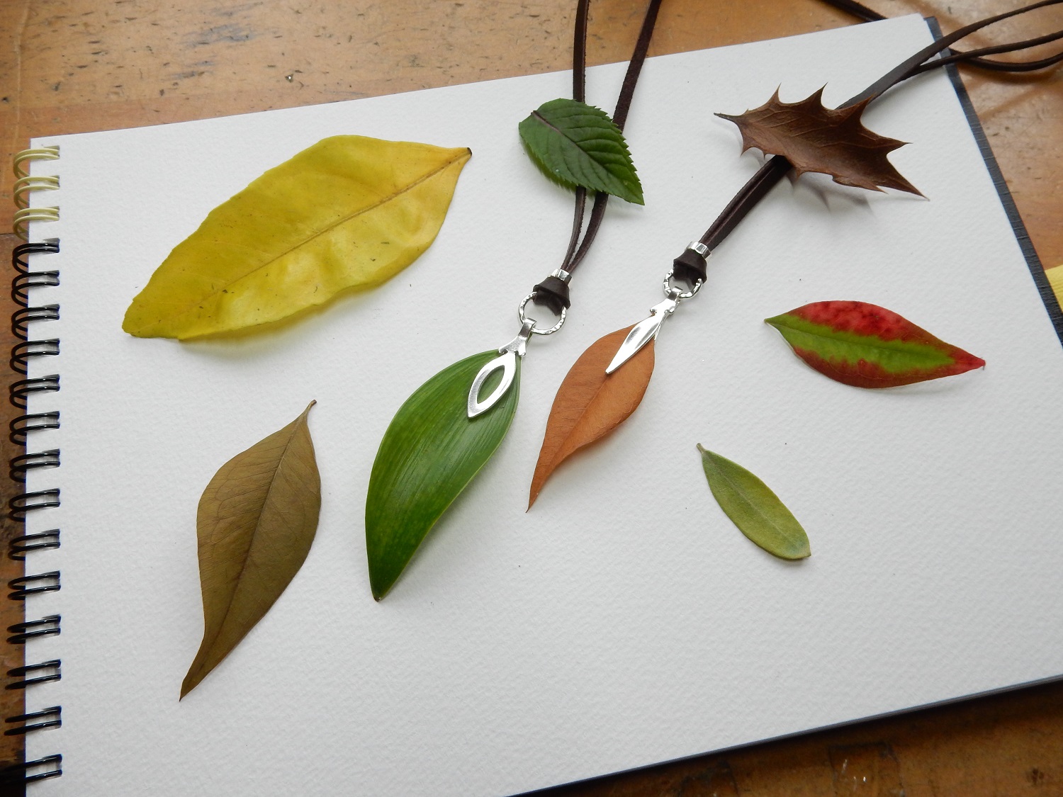 手作りオーバルペンダント 自然の葉模様