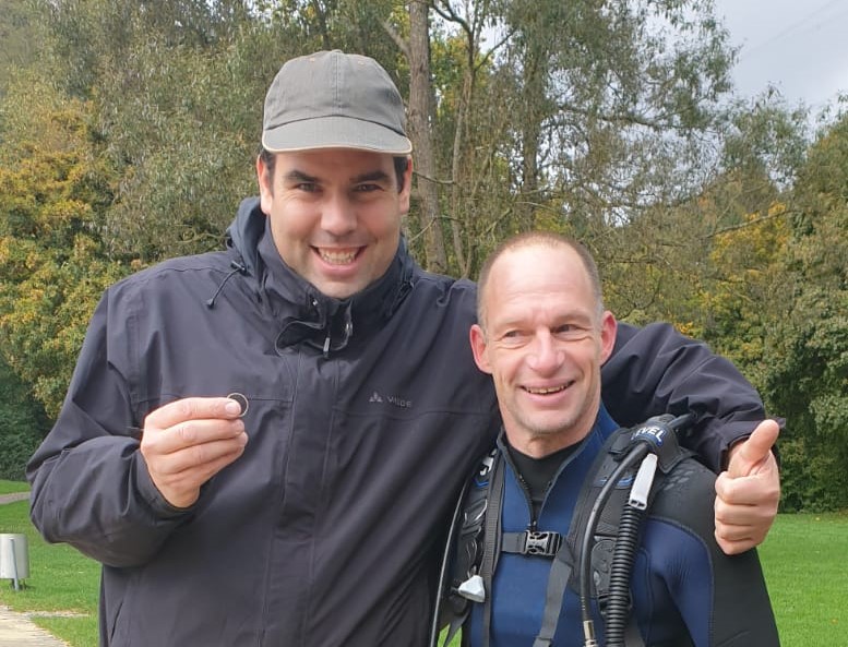 Der Bergsee lädt bei eisiger Kälte zum Tauchen ein..