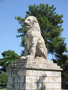 De opgegraven leeuw van Amphipolis tegenwoordig.