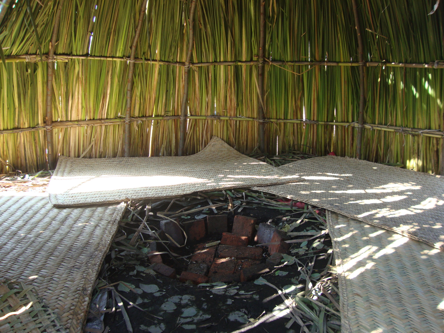 En el interior del temazcal, al centro, son colocadas las piedras volcánicas previamente calentadas.