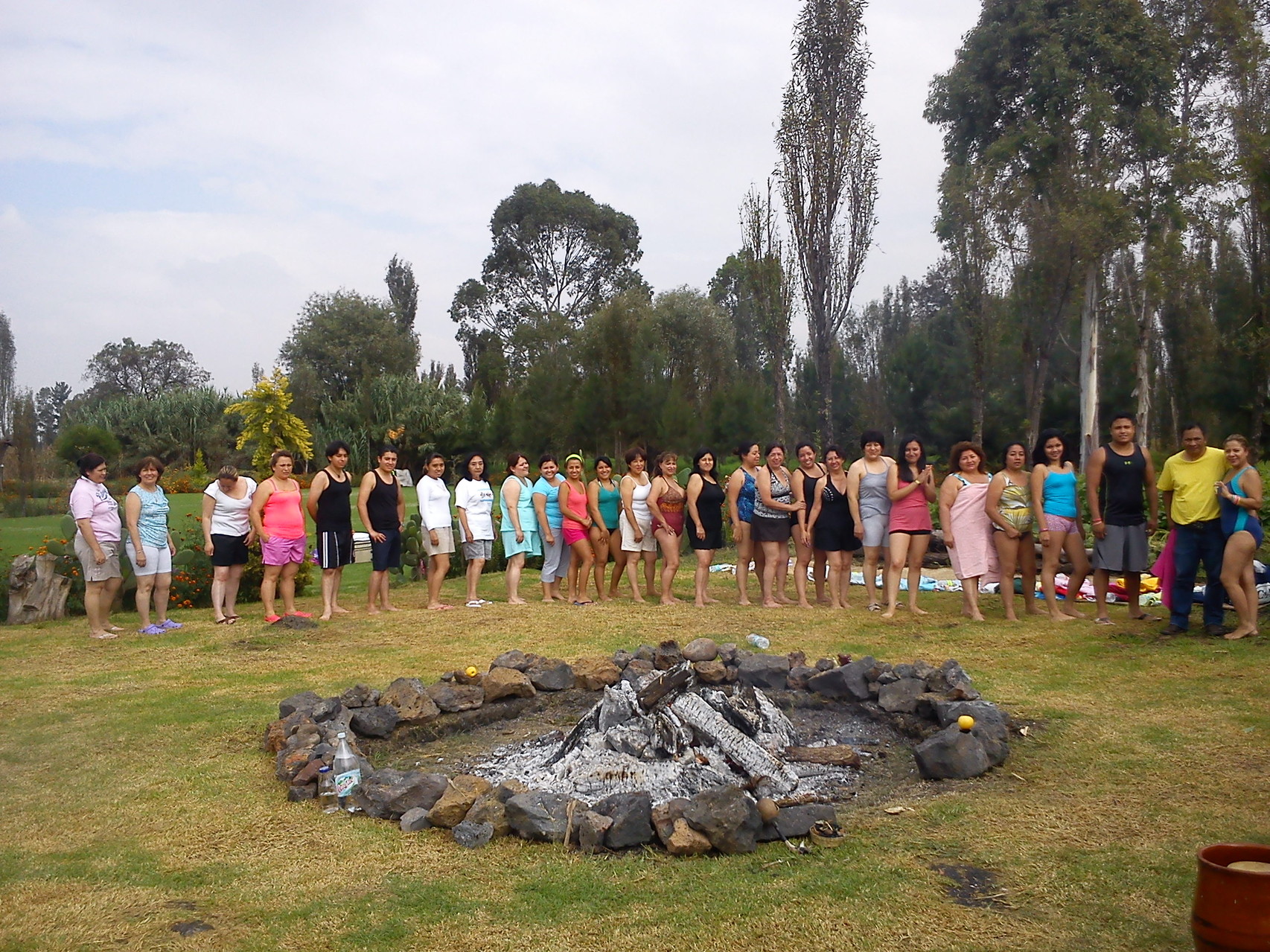 Temazcal de mujeres y uno que otro invitado.