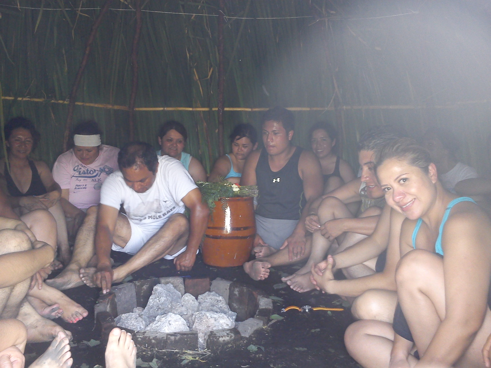 El temazcal autóctono, "un viaje al vientre de nuestra madre tierra".