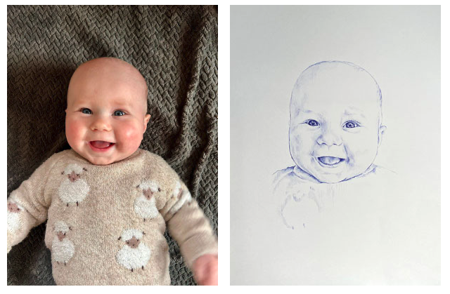 Vergelijking van een referentiefoto en een in opdracht gemaakte pentekening van een lachende baby in een trui met schaapjes. De tekening is in realistische stijl en toont vooral het gezicht en bovenlijfje van het kind.