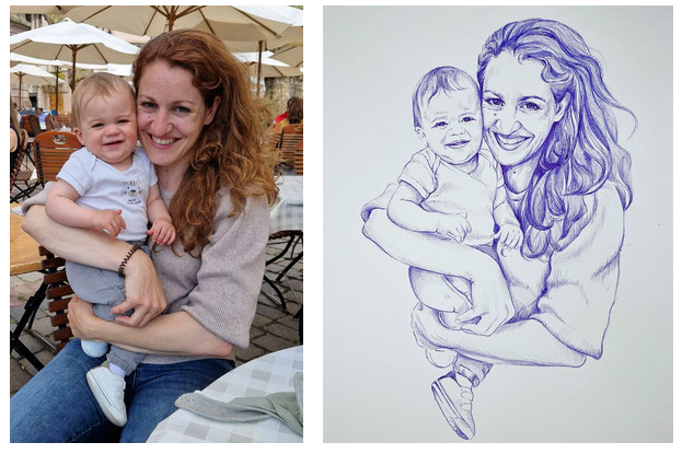 De afbeelding toont een portrettekening in opdracht naast de originele foto van een moeder die haar kind vasthoudt. Links is de foto te zien waarop de moeder en haar lachende kind in een buitenomgeving zitten, en rechts is de gedetailleerde tekening.