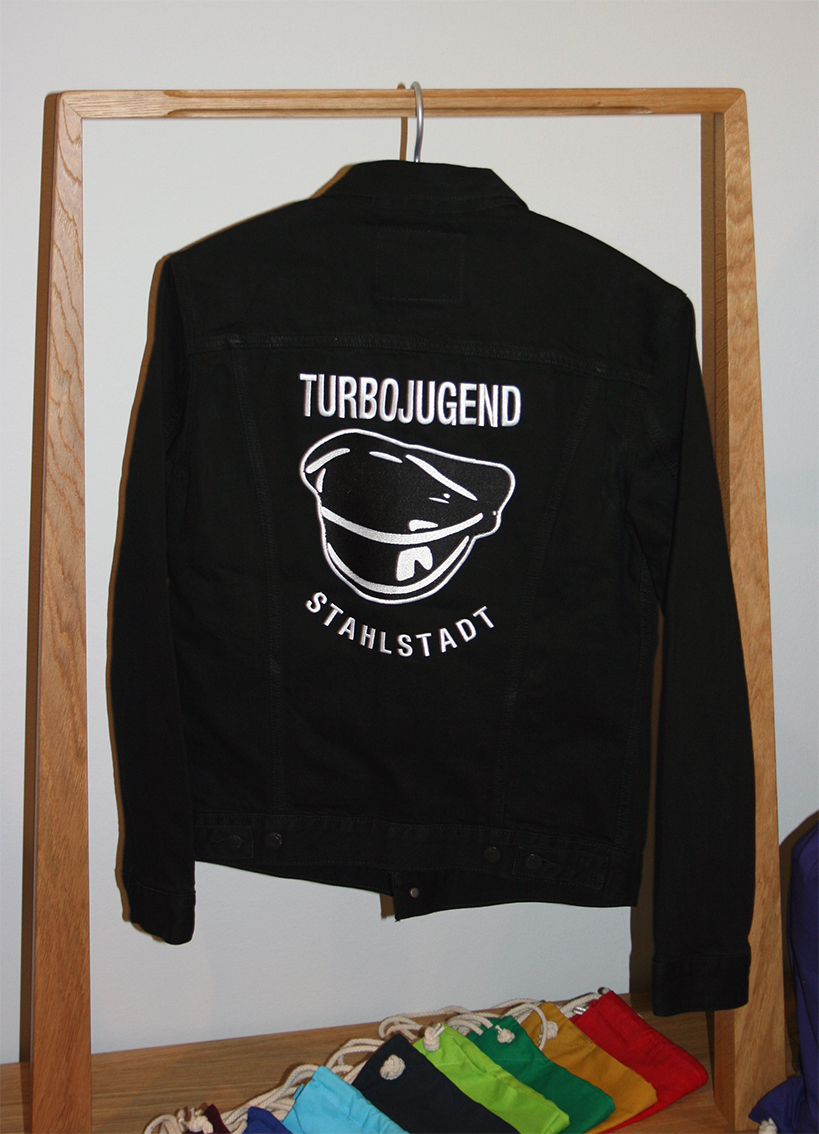  Jeansjacke (beigestellt) mit Bestickung Logo "Turbojugend Stahlstadt"