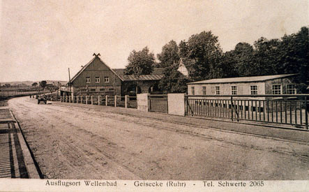 Die neue Ruhrbrücke mit dem Wellenbad, rechts der Tanzpavillon.
