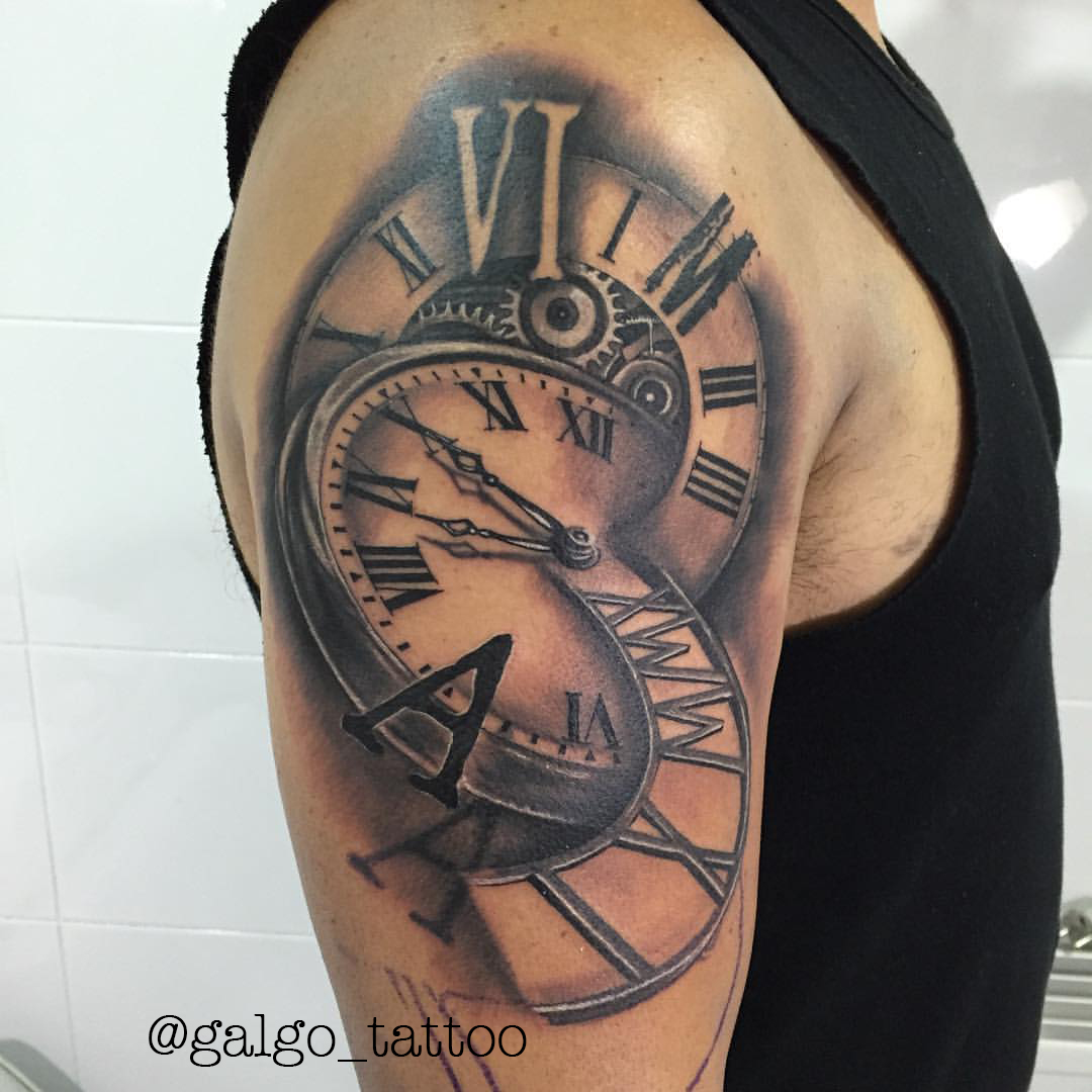 Tatuaje realista recuerdo de la familia, con relojes y distintas fechas.