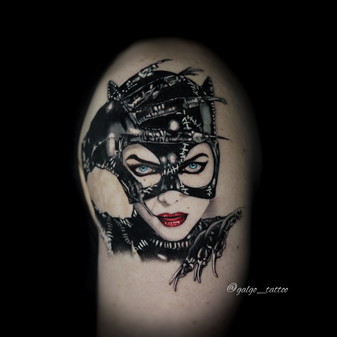 Tatuaje realista de Catwoman, persona famoso de la película " Batman Returns" interpretado por Michelle Pfeiffer