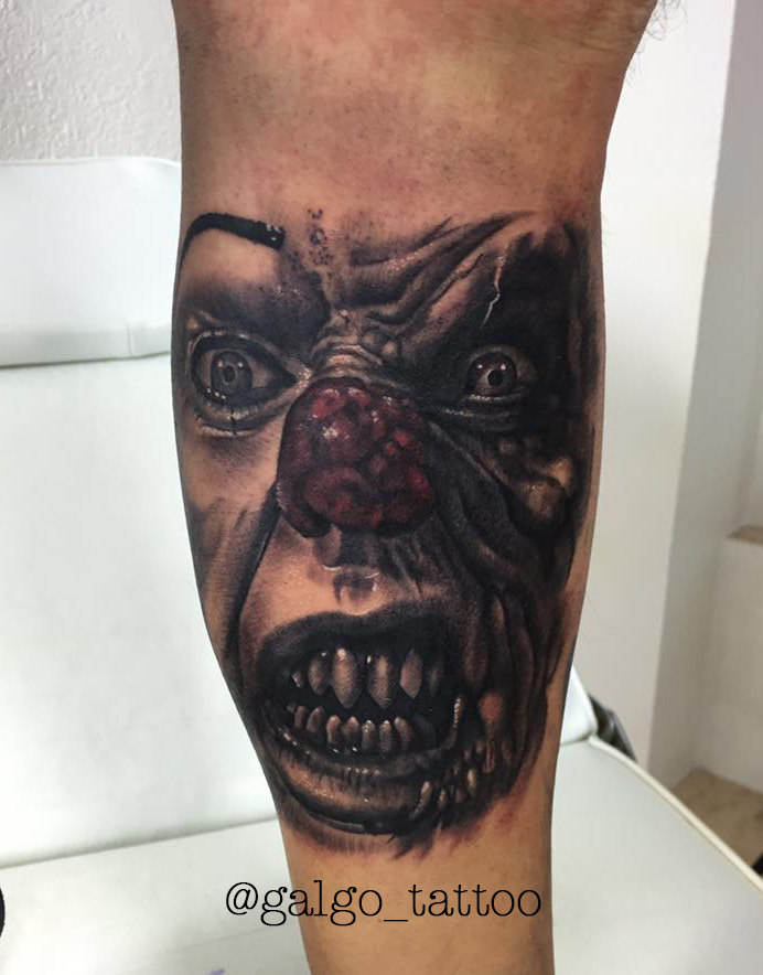 Tatuaje de realismo representando el payaso de It, tambien conocido como Pennywise. Pennywise realistic tattoo