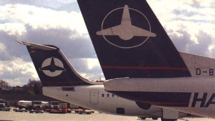 Die BAe 146 ergänzten bei Hamburg Airlines die Dash 8 (rechts)/Courtesy: Hamburg Airlines