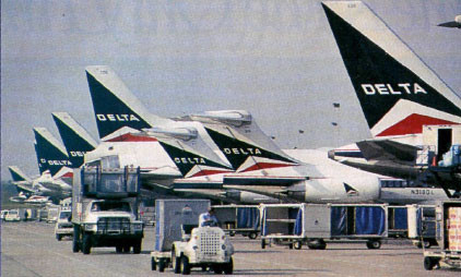 Zwei MD-88 zwischen einer TriStar und Boeing 757/Courtesy: Delta Air Lines