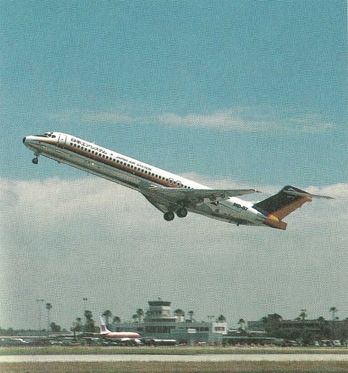Auslieferungsflug der ersten 134-sitzigen MD-87!/Courtesy: McDonnell Douglas