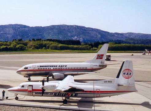 Anfänge der Norwegian Air Shuttle mit der Fokker 50! Im Hintergrund kann man eine Boeing 737-500 der Braathens bestaunen/Courtesy: Norwegian