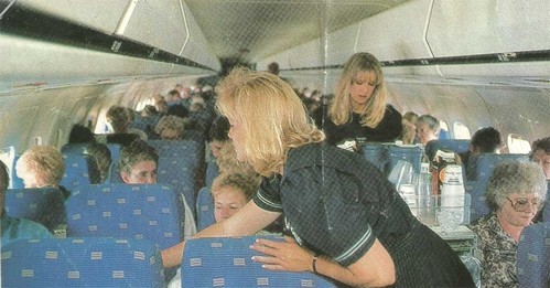 Kabinenservice in einer Super 80 der American Airlines, 1990er/Courtesy: American Airlines