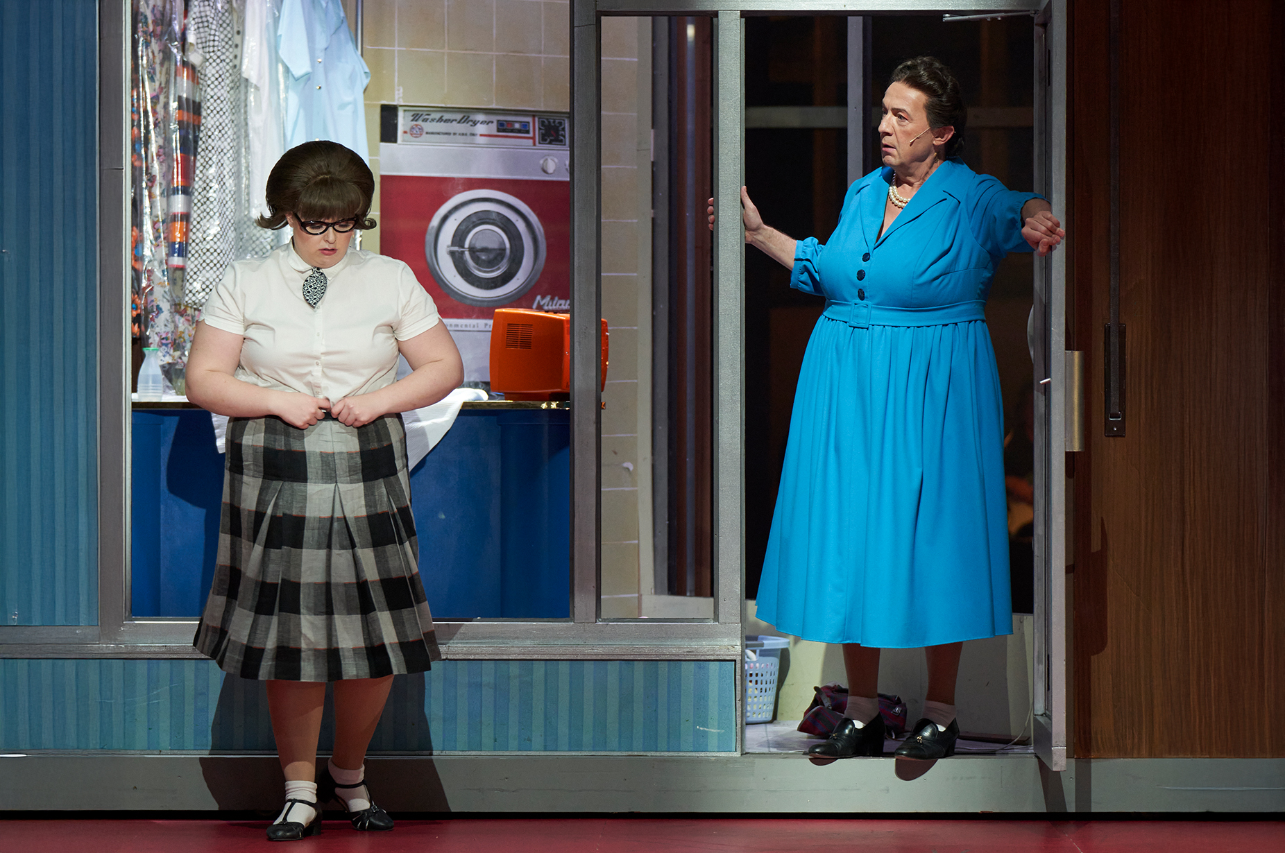Dirk Weiler als "Edna Turnblad" in HAIRSPRAY am Staatstheater Darmstadt © Nils Heck