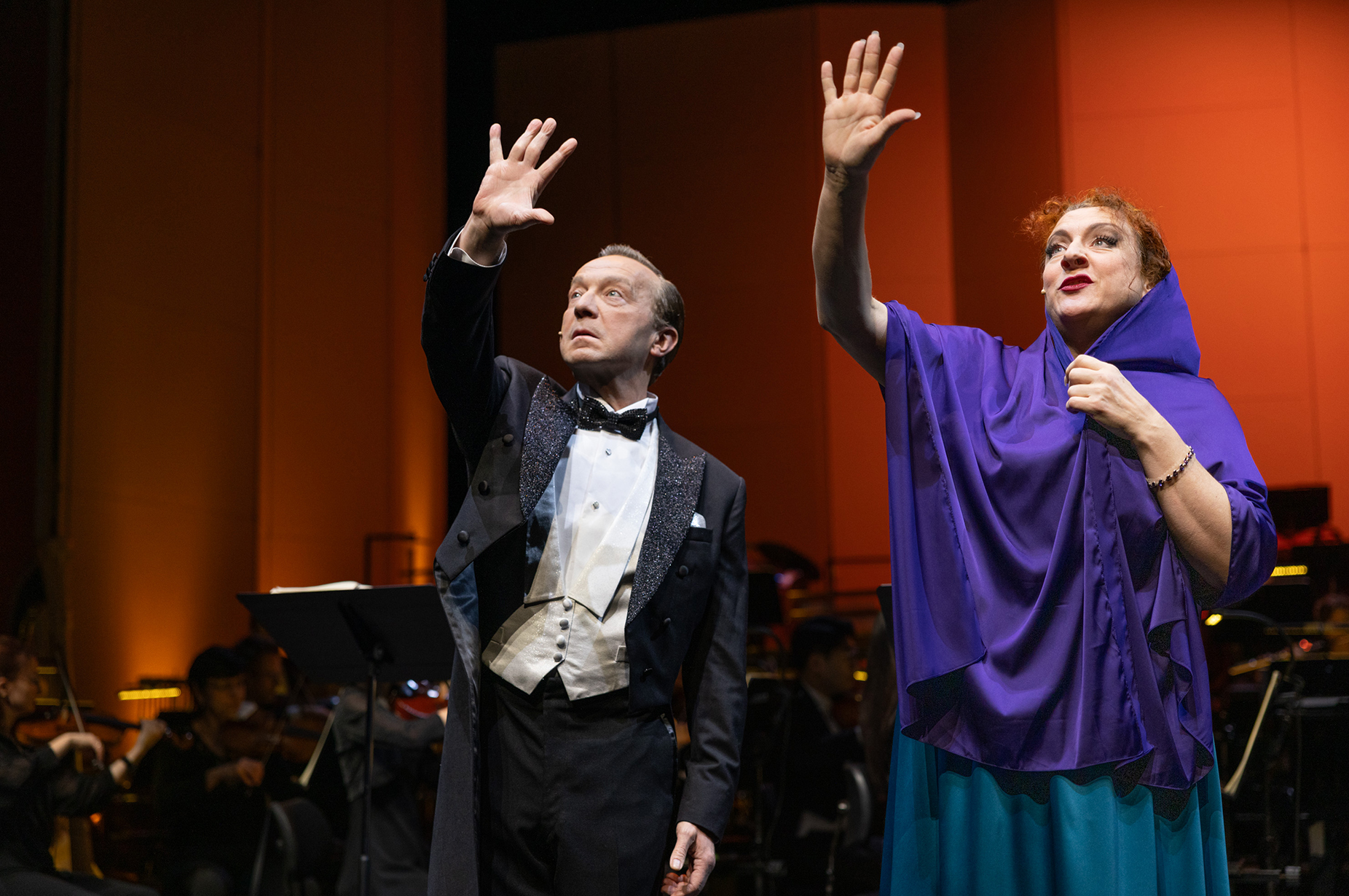 Dirk Weiler in Monty Python’s NOT THE MESSIAH am MiR Gelsenkirchen, mit Almuth Herbst © Pedro Malinowski