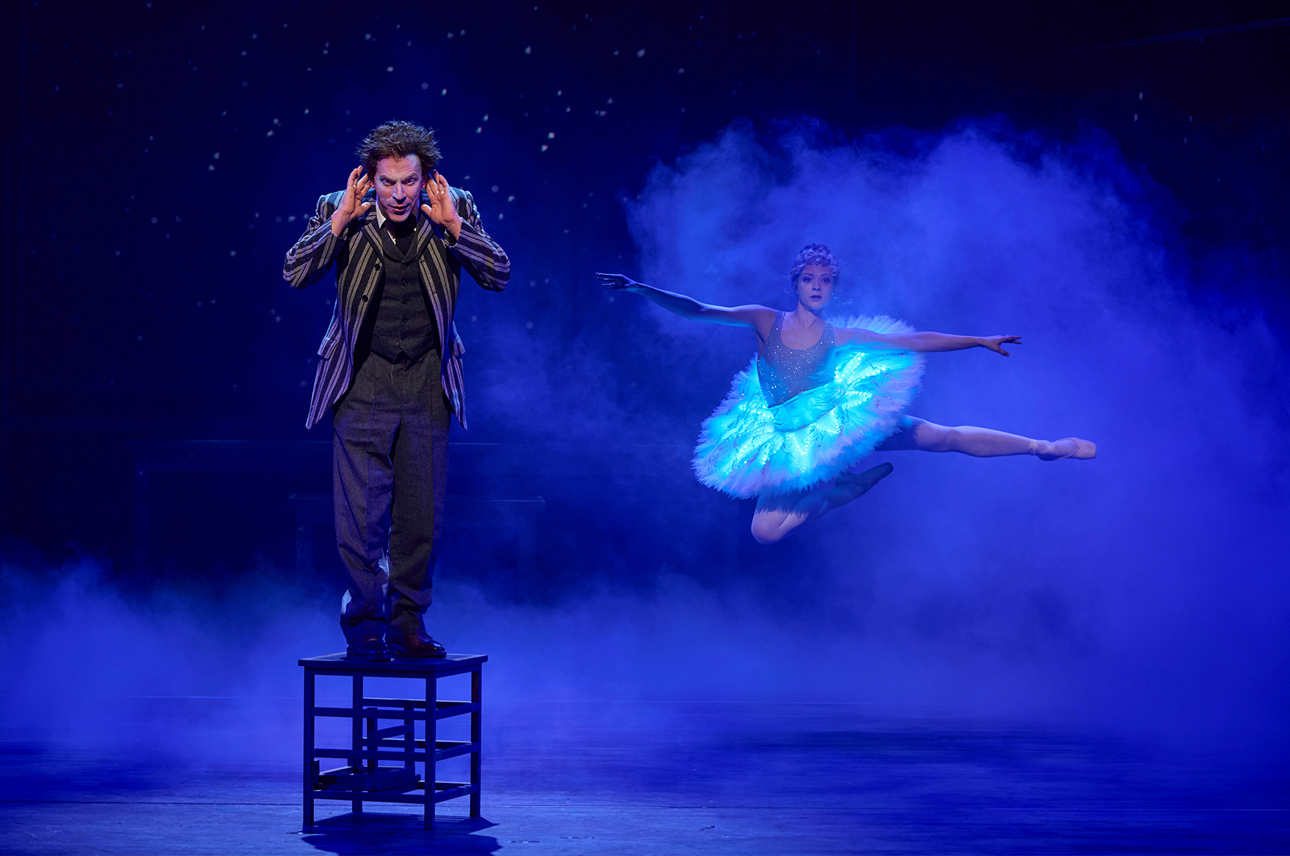 Kelly Panier als "Das Licht" in EINSTEIN - A MATTER OF TIME mit David Jakobs © Foto: Ludwig Olah / Theater St. Gallen