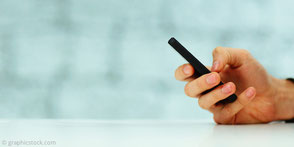 Hand hält ein Smartphone