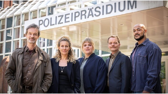 Das Drehbuch zu „Schmerz“ hat Jürgen Werner geschrieben, Regie führt Torsten C. Fischer, für die Bildgestaltung ist Andreas Köhler zuständig.