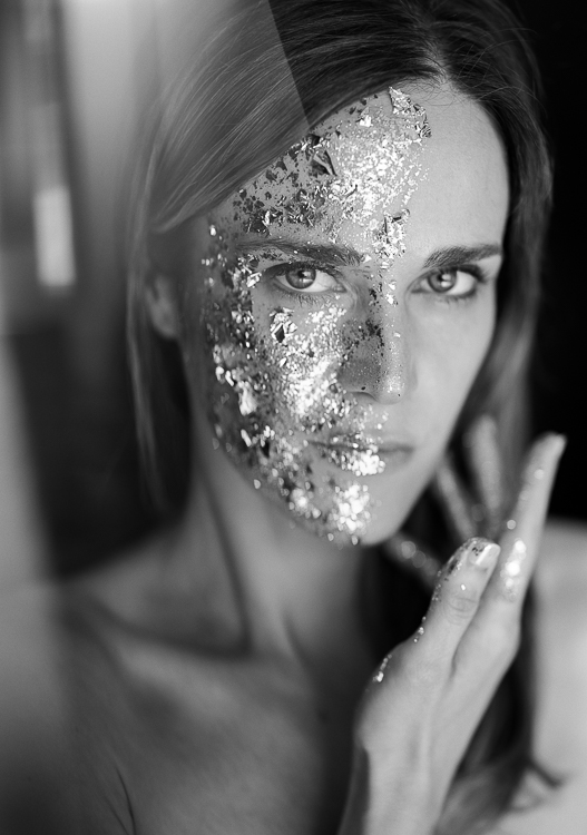 Fine Art Portrait Frau Blattgold Gesicht Schwarzweiß, professionelles Fotoshooting Frankfurt