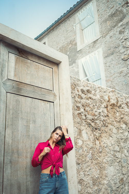Editorial Portrait Frau pinkes Outfit mediterranes Ambiente, Mallorca professionelles Fotoshooting