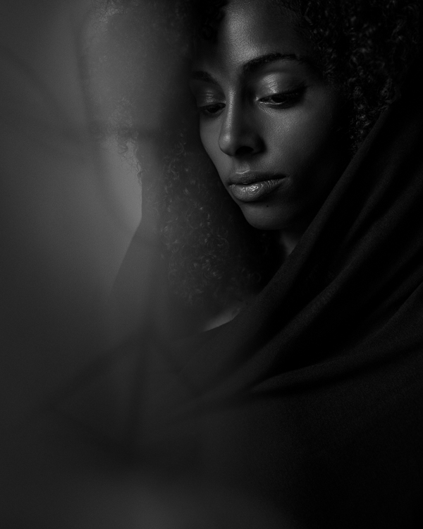 Fine Art Portrait Frau geschlossene Augen dramatisches Schwarzweiß Bad Homburg, professioneller Portraitfotograf Mario Diener