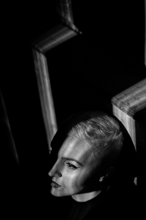 Fine Art Portrait Frau Profil dunkler Hintergrund professioneller Portraitfotograf Rhein-Main, Portraitfotograf Eschborn