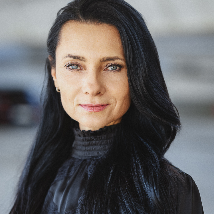 Business Portrait Frau dunkles Haar intensiver Blick Frankfurt, Portraitfotograf Mario Diener