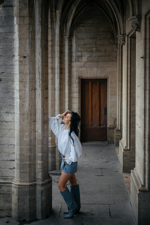 Editorial Portrait, Frau in weißer Bluse, Brüssel Grote Markt, künstlerische Fotografie Mario Diener