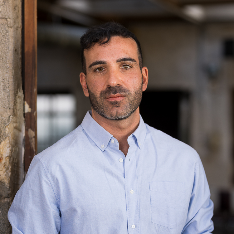  Business Portrait Coach hellblaues Hemd Industriehintergrund Schwalbach, Businessfotografie Mario Diener