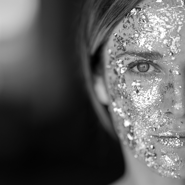 Editorial Portrait Frau Blattgold Gesicht ausdrucksstarker Blick Rhein-Main, Portraitfotograf Bad Homburg