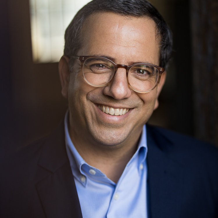 Business Portrait Mann mit Brille warm beleuchtet Rhein-Main, professioneller Portraitfotograf Mario Diener