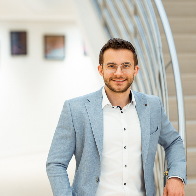 Business Portrait junger Manager hellblauer Blazer Rhein-Main, Portraitfotografie Rhein Main 