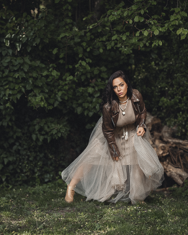 Fine Art Editorial Portrait Frau Tüllrock Lederjacke Natur stimmungsvolle Atmosphäre Rhein-Main, Portraitfotograf Mario Diener