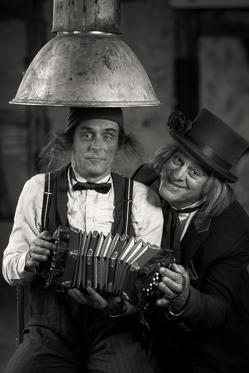 Artwork Portrait zwei Künstler Zylinder Akkordeon humorvoll Schwarzweiß Schwalbach, Portraitfotograf Mario Diener