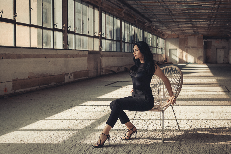 Fine Art Editorial Frau schwarzes Spitzenkleid Industrielocation warmes Licht Eschborn, professioneller Portraitfotograf