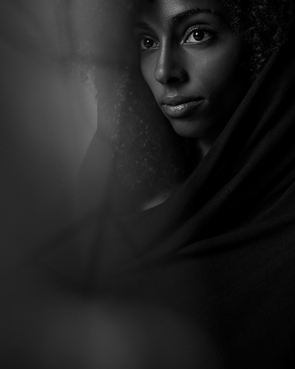 Fine Art Portrait Frau dramatisches Licht dunkler Hintergrund Schwalbach, Portraitfotograf Mario Diener