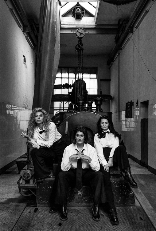 Fine Art Gruppenportrait zwei Frauen Industriegebäude dramatisches Schwarzweiß Schwalbach, professioneller Portraitfotograf