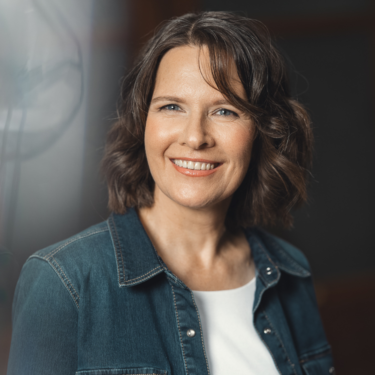Business Portrait Frau natürlich Jeanshemd Rhein-Main, Mario Diener Businessfotograf 