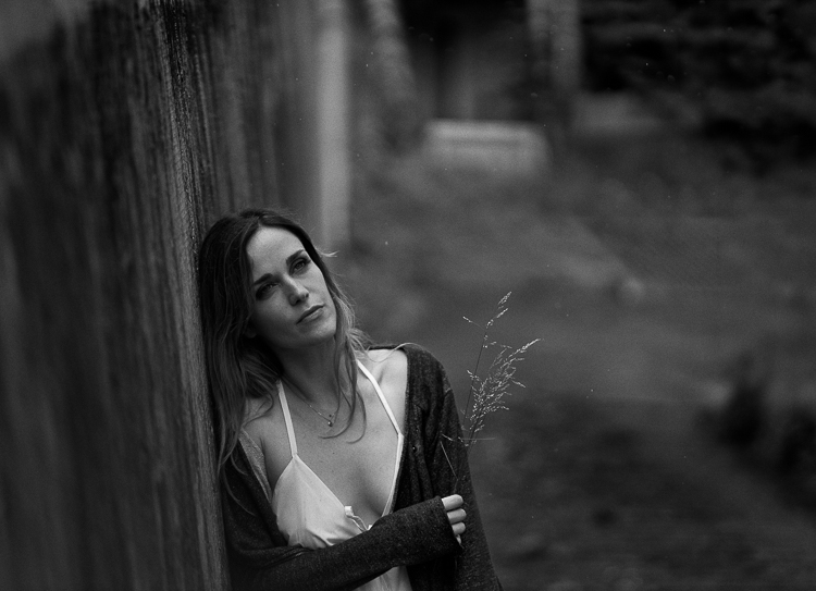 Fine Art Portrait Frau Outdoor Holzwand natürliches Licht, professionelles Fotoshooting Schwalbach