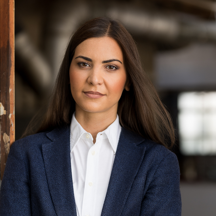  Business Portrait Führungskraft Frau blauer Blazer Eschborn, Professionelle Portraitfotografie