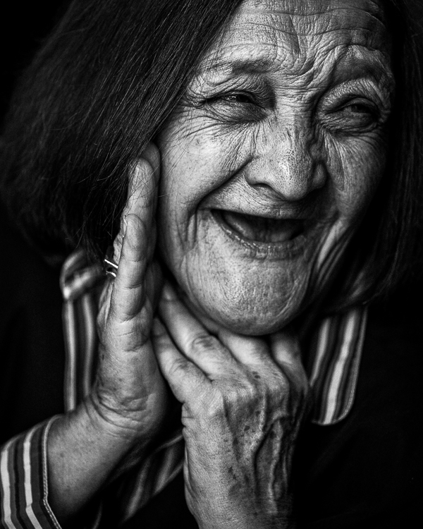 Fine Art Portrait ältere Frau Charakterportrait dramatisches Licht Bad Homburg, Portraitfotograf Mario Diener