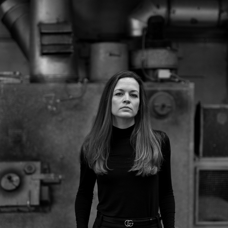  Portrait Frau Schwarzweiß Industriehintergrund Bad Homburg Schwalbach, Portraitfotografie Main Taunus Kreis