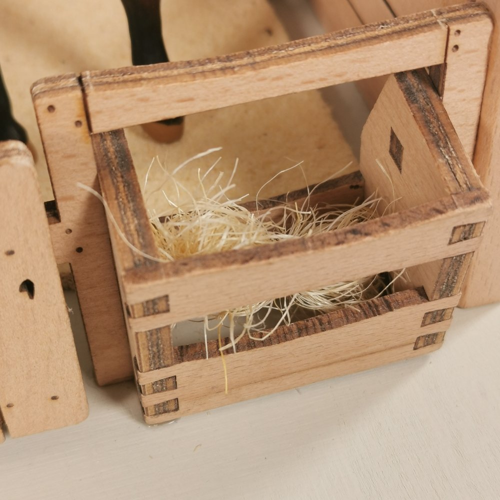 Spielszene mit Strohbündel in der Heuraufe aus Holz passend für Schleich® Pferde