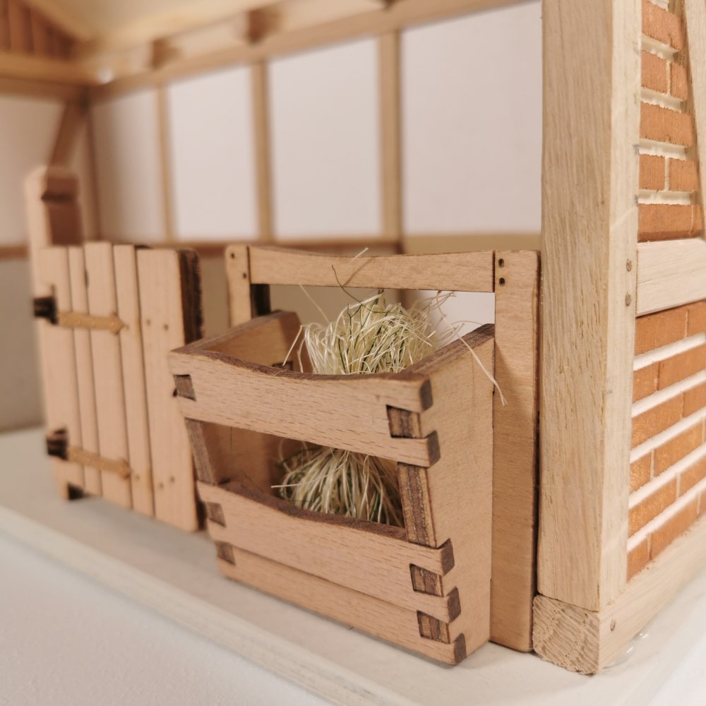 Heuraufe in Pferde Remise aus Holz – passend für Schleich® Pferde