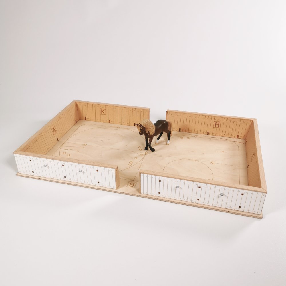 Spielszene des Reitplatz aus Holz – passend für Schleich® Pferde