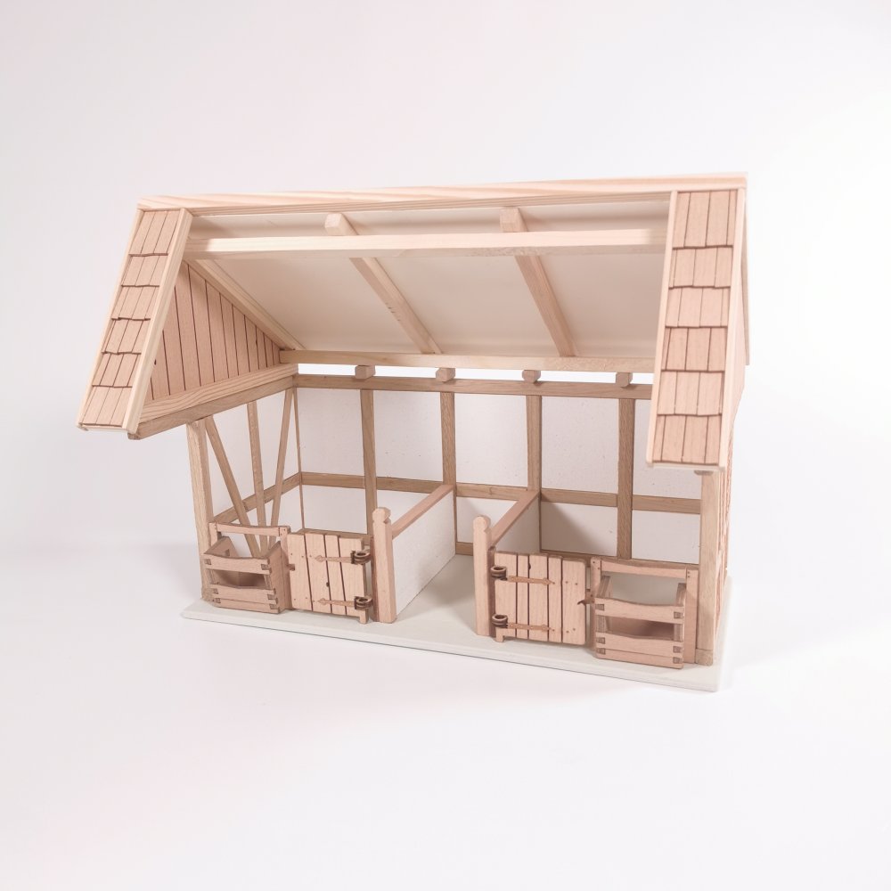 Ansicht Remise von Vorn - Pferdestall aus Holz – passend für Schleich® Pferde