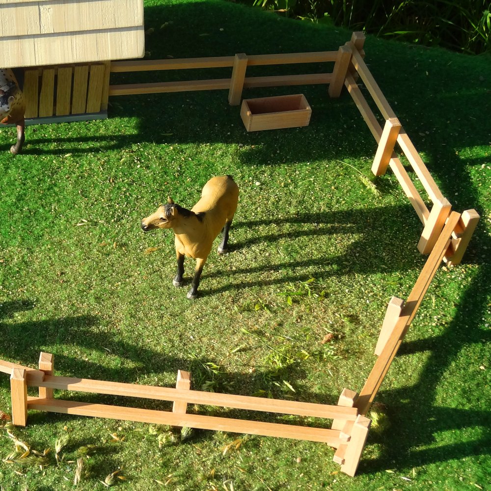 Detail Spielszene Zaun mit Rermise - Holzzaun Set passend für Schleich® Tiere