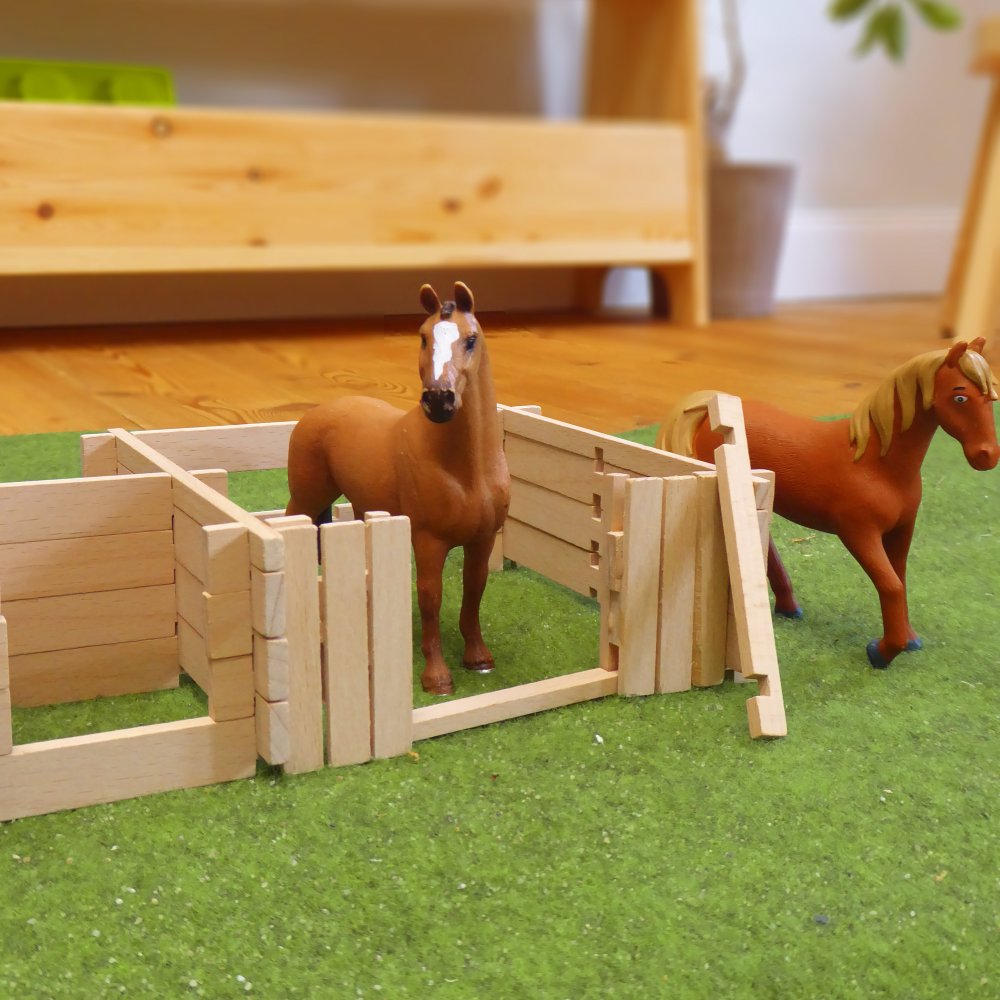 Spielszene Stall mit Pferden - Bausatz aus Holz – passend für Schleich® Pferde